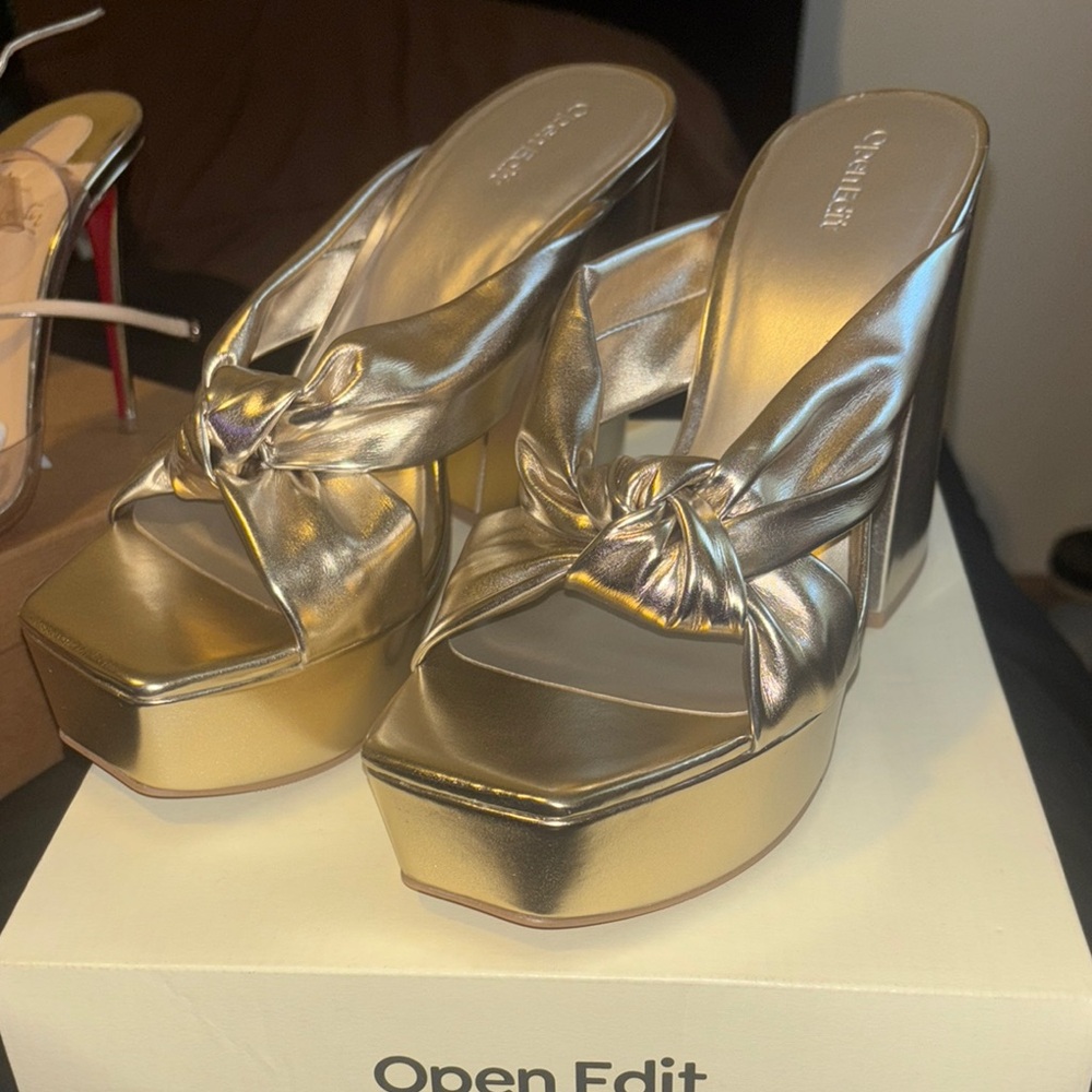 Elegant Metallic Gold Heels for a Glamorous Look